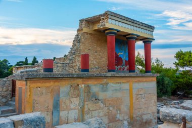 Yunan adası Girit 'teki Knossos sarayının kuzey girişinin gün batımı manzarası.