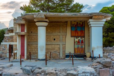 Yunanistan 'ın Girit kentindeki Knossos sarayının kalıntılarında geçit töreni freski.