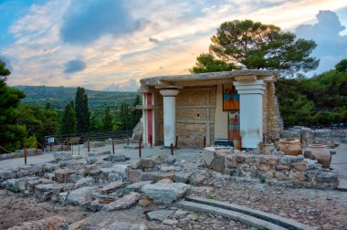 Yunanistan 'ın Girit kentindeki Knossos sarayının kalıntılarında geçit töreni freski.