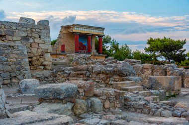Yunan adası Girit 'teki Knossos sarayının kuzey girişinin gün batımı manzarası.