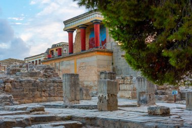 Yunan adası Girit 'teki Knossos sarayının kuzey girişinin gün batımı manzarası.