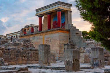 Yunan adası Girit 'teki Knossos sarayının kuzey girişinin gün batımı manzarası.