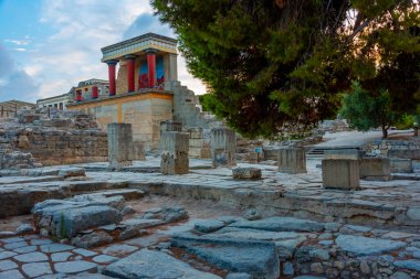 Yunan adası Girit 'teki Knossos sarayının kuzey girişinin gün batımı manzarası.