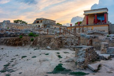 Yunan adası Girit 'teki Knossos sarayının kuzey girişinin gün batımı manzarası.