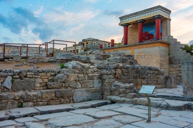 Yunan adası Girit 'teki Knossos sarayının kuzey girişinin gün batımı manzarası.