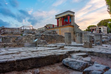 Yunan adası Girit 'teki Knossos sarayının kuzey girişinin gün batımı manzarası.