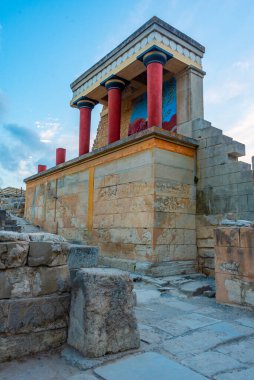 Yunan adası Girit 'teki Knossos sarayının kuzey girişinin gün batımı manzarası.