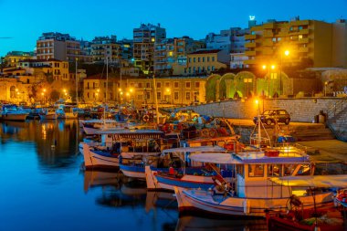 Yunanistan 'ın Girit Adası' ndaki Heraklion limanındaki marina gündoğumu manzarası.