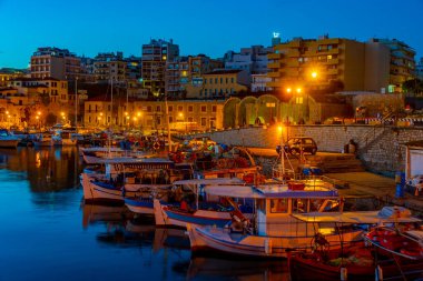 Yunanistan 'ın Girit Adası' ndaki Heraklion limanındaki marina gündoğumu manzarası.