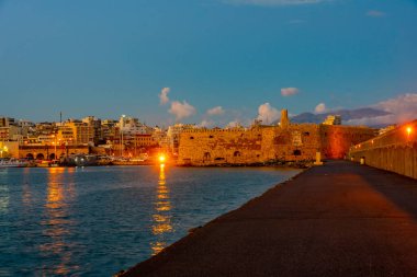 Yunan kenti Heraklion 'da Rocca Bir Karabasan Kalesi' nin gün doğumu manzarası.