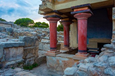 Yunan adası Girit 'teki Knossos sarayının günbatımı manzarası.