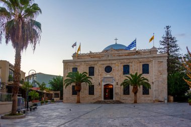 Yunanistan 'ın Heraklion kentindeki Agios Titos Kilisesi' nin gün doğumu manzarası.