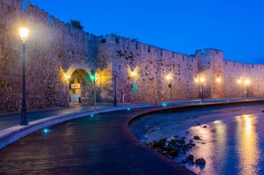 Yunanistan 'daki Rodos' ta antik tahkimat gündoğumu.