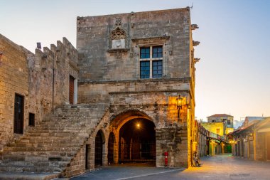 Yunanistan 'ın Rodos kentindeki Hipokrat Meydanı' nda tarihi bir binanın gün doğumu manzarası.