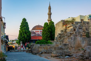 Yunanistan 'ın Rodos kentindeki Süleyman camisinin gün doğumu manzarası.