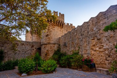 Yunanistan 'daki Rodos Şövalyelerinin Büyük Efendisinin Sarayı' nın gündoğumu manzarası.