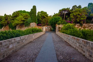 Yunanistan 'da Rodos' un Amboise kapısının gün doğumu manzarası.