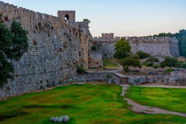 Yunanistan 'da Rodos' ta antik takviye gündoğumu manzarası.