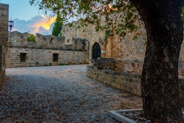 Yunanistan 'da Rodos' un Aziz Anthony kapısının gün doğumu manzarası.