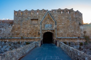 Yunanistan 'daki Rodos' un Aziz Athanasios kapısının gün doğumu manzarası.