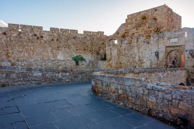 Yunanistan 'daki Rodos' un Aziz Athanasios kapısının gün doğumu manzarası.