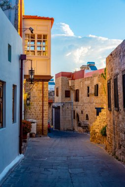 Yunanistan 'ın Rodos kentindeki tarihi bir caddenin gün doğumu manzarası.