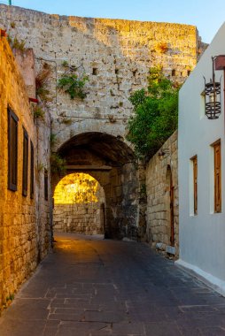 Yunanistan 'ın Rodos kentindeki tarihi bir caddenin gün doğumu manzarası.