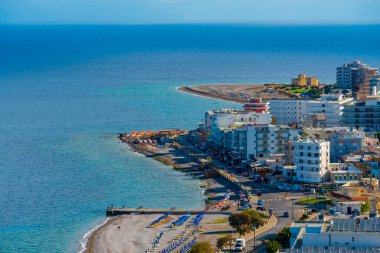 Yunanistan 'ın Rodos kasabasındaki Elli plajının hava manzarası.