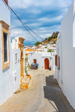Yunan kenti Lindos 'un beyaz sokakları Rodos adasında.