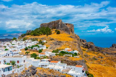 Yunanistan 'ın Rodos adasındaki geleneksel beyaz evlere bakan Lindos Akropolü.