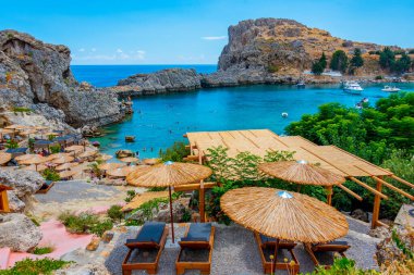 Rodos adasındaki Yunan kenti Lindos 'taki Saint Paul plajı..