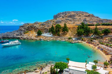 Rodos adasındaki Yunan kenti Lindos 'taki Saint Paul plajı..