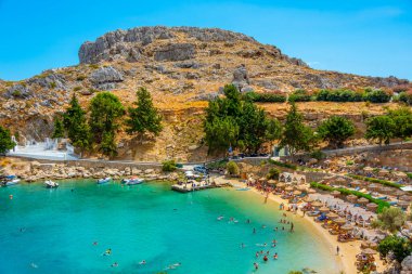 Rodos adasındaki Yunan kenti Lindos 'taki Saint Paul plajı..