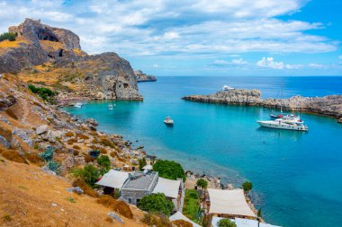 Rodos adasındaki Yunan kenti Lindos 'taki Saint Paul plajı..