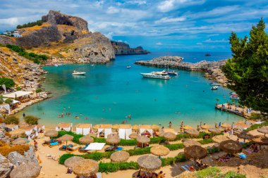 Rodos adasındaki Yunan kenti Lindos 'taki Saint Paul plajı..