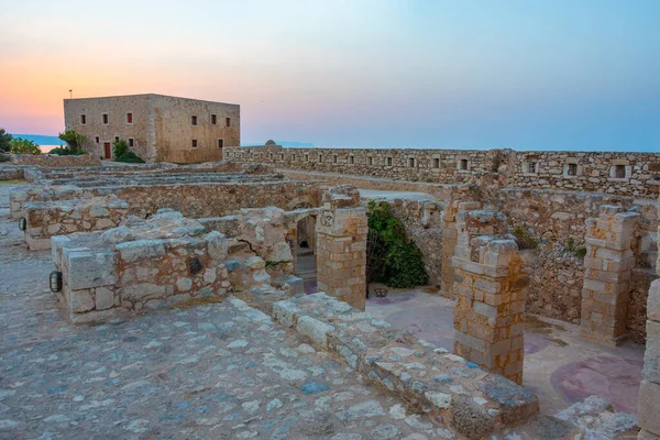 Yunan kenti Rethimno, Girit 'teki Venedik Fortezza Kalesi' ndeki binaların günbatımı manzarası.