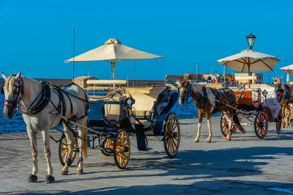 ギリシャのチャニアのヴェネツィアの港での馬車 — ストック写真