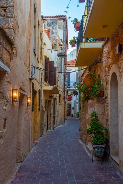 Vista Del Atardecer Una Calle Colorida Casco Antiguo Chania Creta — Foto de Stock