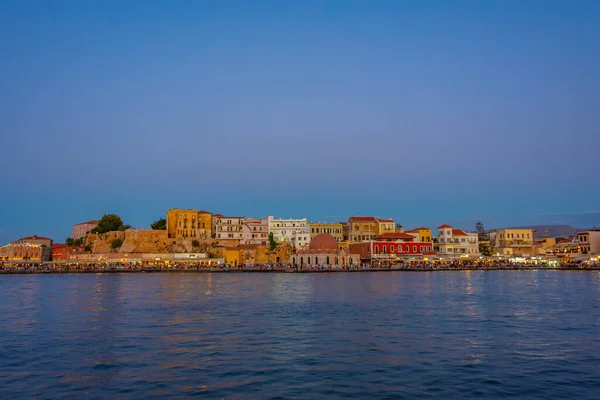 クレタ島のギリシャの町チャニアで古いヴェネツィアの港の海辺にある古いモスクの日没ビュー — ストック写真