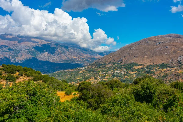 Yunan adası Girit 'in Hilly kırsalı.
