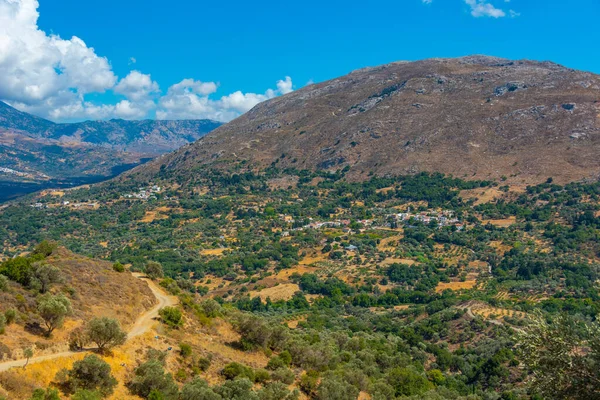 Yunan adası Girit 'in Hilly kırsalı.
