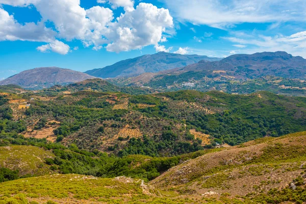 Yunan adası Girit 'in Hilly kırsalı.