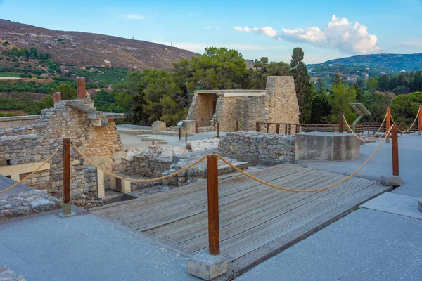 Yunan adası Girit 'teki Knossos sarayının günbatımı manzarası.