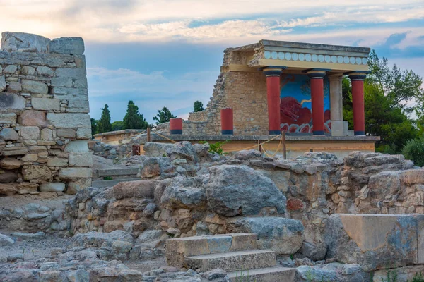 Yunan adası Girit 'teki Knossos sarayının kuzey girişinin gün batımı manzarası.