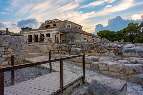 Yunan adası Girit 'teki Knossos sarayının günbatımı manzarası.