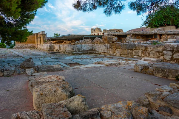 Ηλιοβασίλεμα Στα Ερείπια Του Ανακτόρου Της Κνωσού Στην Κρήτη — Φωτογραφία Αρχείου