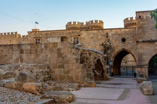 Yunanistan 'daki Rodos Şövalyelerinin Büyük Efendisinin Sarayı' nın gündoğumu manzarası.