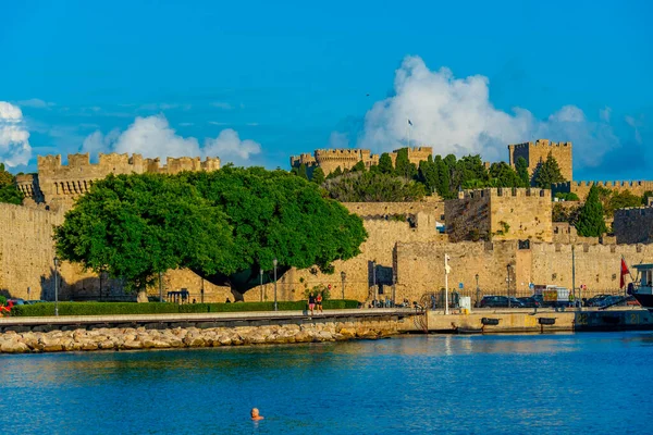 ギリシャのロードス島での古代の要塞の眺め — ストック写真