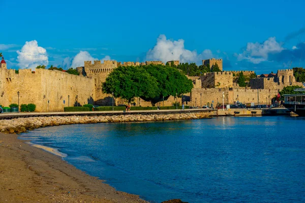 ギリシャのロードス島での古代の要塞の眺め — ストック写真