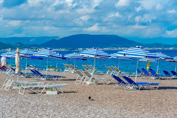 希腊罗得镇海滩上的日光浴床和雨伞 — 图库照片
